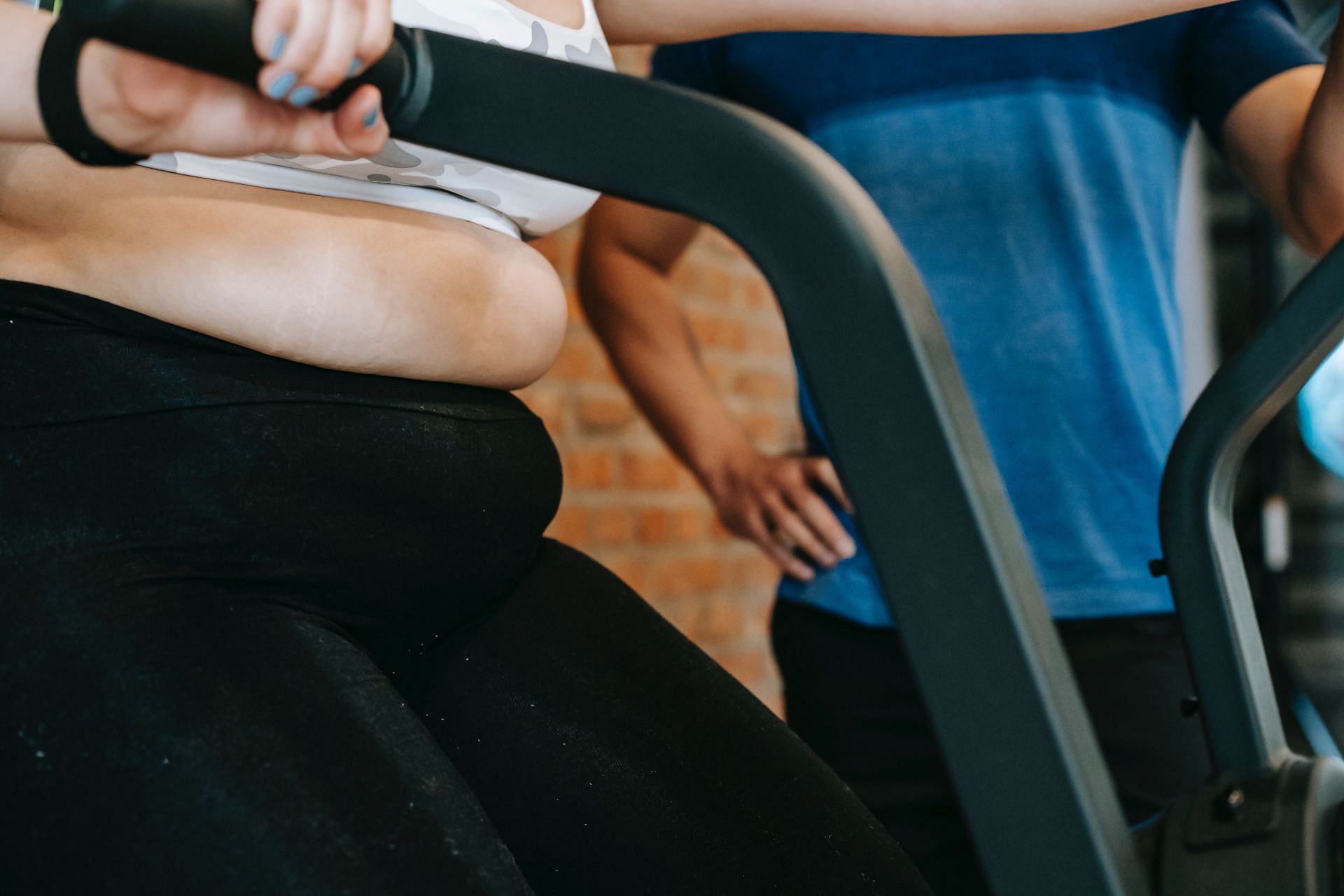 Staying active helps in reducing stress belly. (Image via Pexels/ Andres Ayrton)